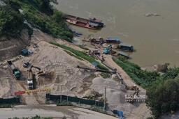 Xử phạt, tịch thu nhiều phương tiện khai thác cát trái phép trên sông Hồng