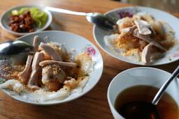Quán bánh ướt xưa cũ hơn 30 năm ít người biết ở Huế