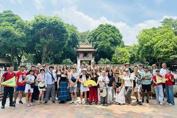 Du lịch lễ 2.9 sôi động, tour Hà Nội hút khách xem diễu binh