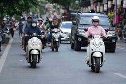 Dân phố cổ Hà Nội sẵn sàng chuyển đổi sang xe điện, nhưng còn băn khoăn