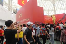 Xếp hàng chờ ngồi tàu hỏa 5 sao, xem bộ đội ngụy trang tại triển lãm A80