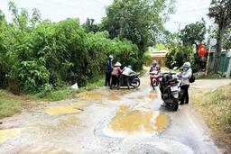 Ám ảnh tuyến đường dày đặc ổ voi, ao cá giữa đô thị ở Lâm Đồng