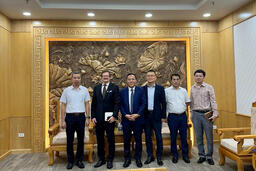 Thứ trưởng Nguyễn Hoàng Long làm việc với Đại sứ Phần Lan tại Việt Nam