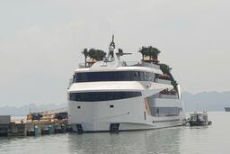 Cuộc đua đóng tàu nhà hàng “khủng” trên vịnh Hạ Long