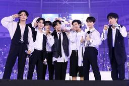 Trưởng nhóm RM hứa hẹn BTS sẽ trở lại vào tháng 3 năm sau