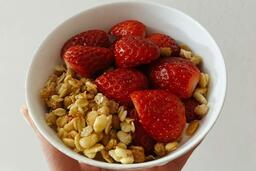 4 lợi ích của việc ăn ngũ cốc hoa quả buổi sáng dành cho các bà nội trợ