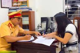 Bị phạt 1,4 triệu đồng vì vừa lái xe máy vừa nghe điện thoại