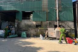 Phát hiện 2 cơ sở phế liệu ở Hưng Yên xả thải đen ngòm ra khu dân cư