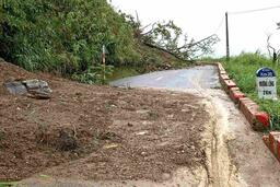 Sạt lở núi gây ách tắc, cô lập nhiều xã tại Nghệ An