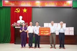 Tổng Bí thư Tô Lâm thăm, động viên người dân vùng lũ ở Huế