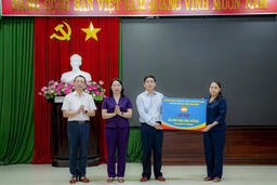 Tổng Bí thư Tô Lâm thăm hỏi, tặng quà người dân bị ảnh hưởng lũ lụt ở Huế