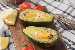 Lý do nên thường xuyên cho cả nhà ăn bơ cùng trứng vào bữa sáng