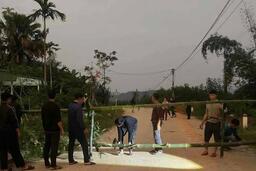 Xuất hiện vết nứt dài trên đồi, sơ tán dân để đảm bảo an toàn