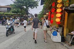 Khách Tây không hủy tour, sẵn sàng trải nghiệm Hội An mùa lũ