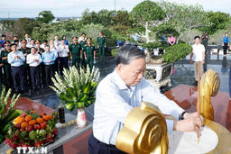 Tổng Bí thư dâng hương tưởng niệm Chủ tịch Hồ Chí Minh tại Phú Quốc