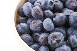 Quả việt quất hay nho tốt hơn cho tim mạch