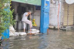 Chật vật đi làm sáng đầu tuần do triều cường ở TPHCM