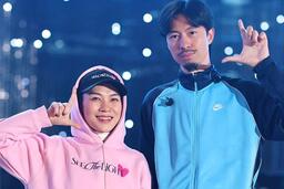 Đen Vâu xuất hiện cùng Mỹ Tâm trên sân Mỹ Đình