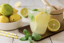 Uống nước chanh buổi sáng - thói quen đang bị thổi phồng