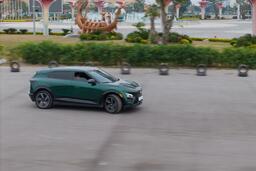 Khách hàng Việt ấn tượng với hệ sinh thái xanh toàn diện của VinFast tại Vietnam Mobility Show 2025