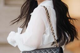 Hạ Anh "Mưa đỏ" sở hữu mẫu túi hàng hiệu kinh điển của Chanel