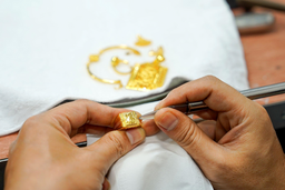 Giá vàng hôm nay 11/01/2026: Tiến sát mốc cao mới