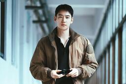 Diễn viên kỳ cựu khen Lee Je Hoon là người đáng tin cậy, sống chuẩn mực