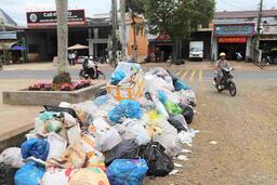 Quốc lộ 20 ngập rác thải sinh hoạt