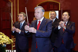 Tổng Bí thư dâng hương tại Khu Di tích Hoàng thành Thăng Long và Di tích Nhà 67