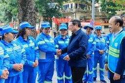 Thủ tướng Phạm Minh Chính cảm ơn, tặng quà công nhân vệ sinh môi trường tại Thủ đô