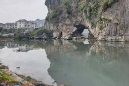 Kênh khu đô thị Monbay bên vịnh Hạ Long ô nhiễm nặng