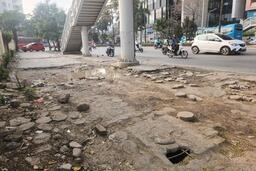 Nhiều tuyến vỉa hè ở Hà Nội xuống cấp, mất an toàn cho người đi bộ