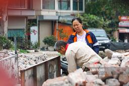 Rác thải sinh hoạt ngổn ngang trên công trường dự án Vành đai 2,5