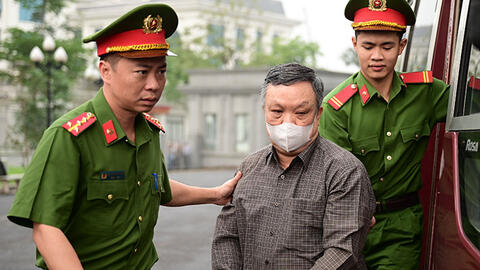 Dẫn giải cựu Thứ trưởng Hoàng Văn Thắng vào phòng xử án