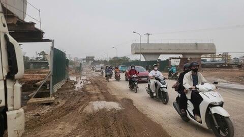 Thi công đường Vành đai 4 bùn đất tràn ra đường tiềm ẩn nguy cơ mất an toàn