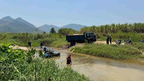 Công an bắt quả tang nhóm người bơm hút cát trái phép ở Khánh Hòa