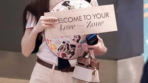 Jessica Jung (SNSD) cầm nón lá xuất hiện tại sân bay Tân Sơn Nhất