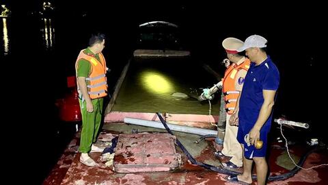 Bắt giữ tàu vỏ thép hết hạn kiểm định chở cát không rõ nguồn gốc
