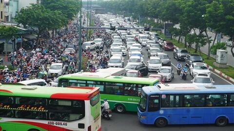 TPHCM đề xuất tự quyết hạn chế xe cá nhân, thu phí chống ùn tắc