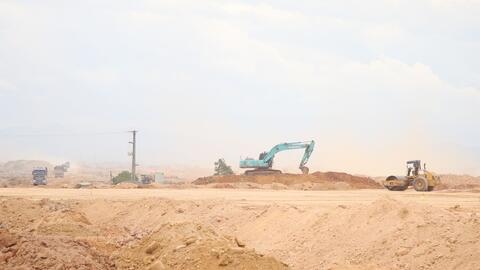 Dự án sân bay Quảng Trị thi công gây bụi mù mịt, nhà dân gần công trường ngột ngạt
