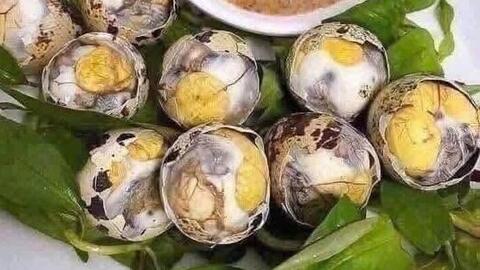 Ai không nên ăn trứng vịt lộn thường xuyên?
