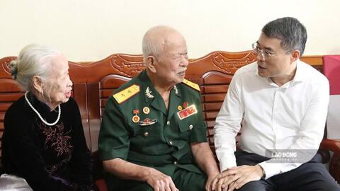 Thủ tướng Lê Minh Hưng tri ân các Anh hùng liệt sĩ tại Điện Biên