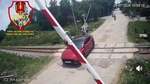 Vượt đường sắt khi cảnh báo đã bật, 2 tài xế bị xử phạt 38 triệu đồng