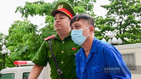 Hình ảnh dẫn giải bị cáo vụ cựu thứ trưởng nhận hối lộ vào phòng xử án