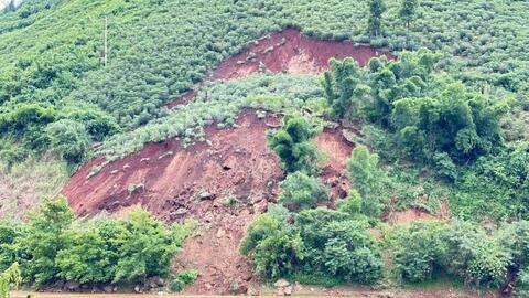 Sạt lở hơn 300.000m3 đất đá gây ách tắc giao thông ở Thanh Hóa