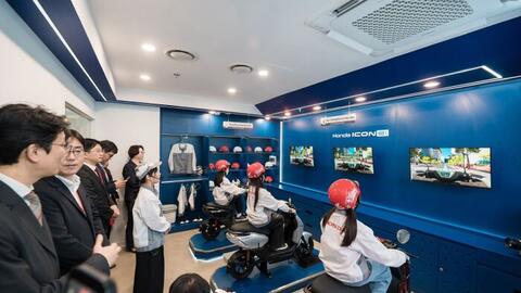 Honda Việt Nam hợp tác với KidZania Hà Nội ra mắt sân chơi trải nghiệm “Trung tâm Công nghệ Xe máy điện Honda” dành cho trẻ em
