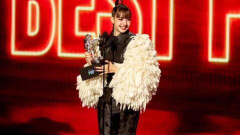 Lisa (Blackpink) vượt Taylor Swift giành giải "Best Pop" tại VMA 2026