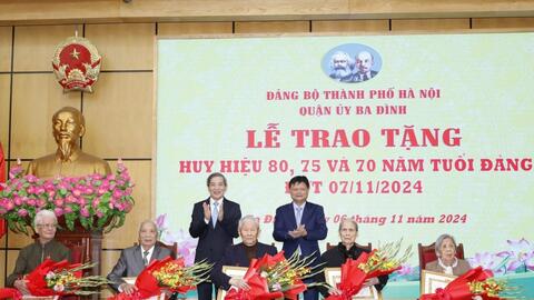 Trao Huy hiệu Đảng tặng 335 đảng viên quận Ba Đình