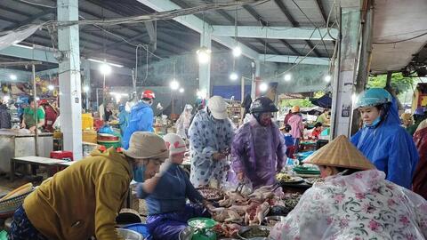 Đà Nẵng: Người dân đội mưa đi chợ từ sớm mua thực phẩm dự trữ, ứng phó trước bão