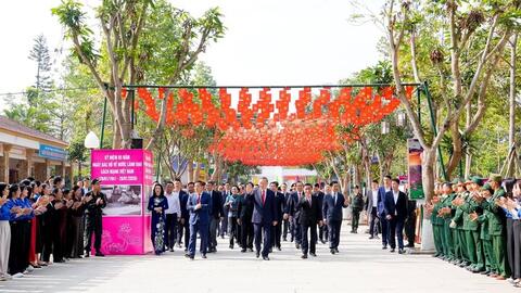 Tổng Bí thư dâng hương tưởng niệm Chủ tịch Hồ Chí Minh và các liệt sĩ